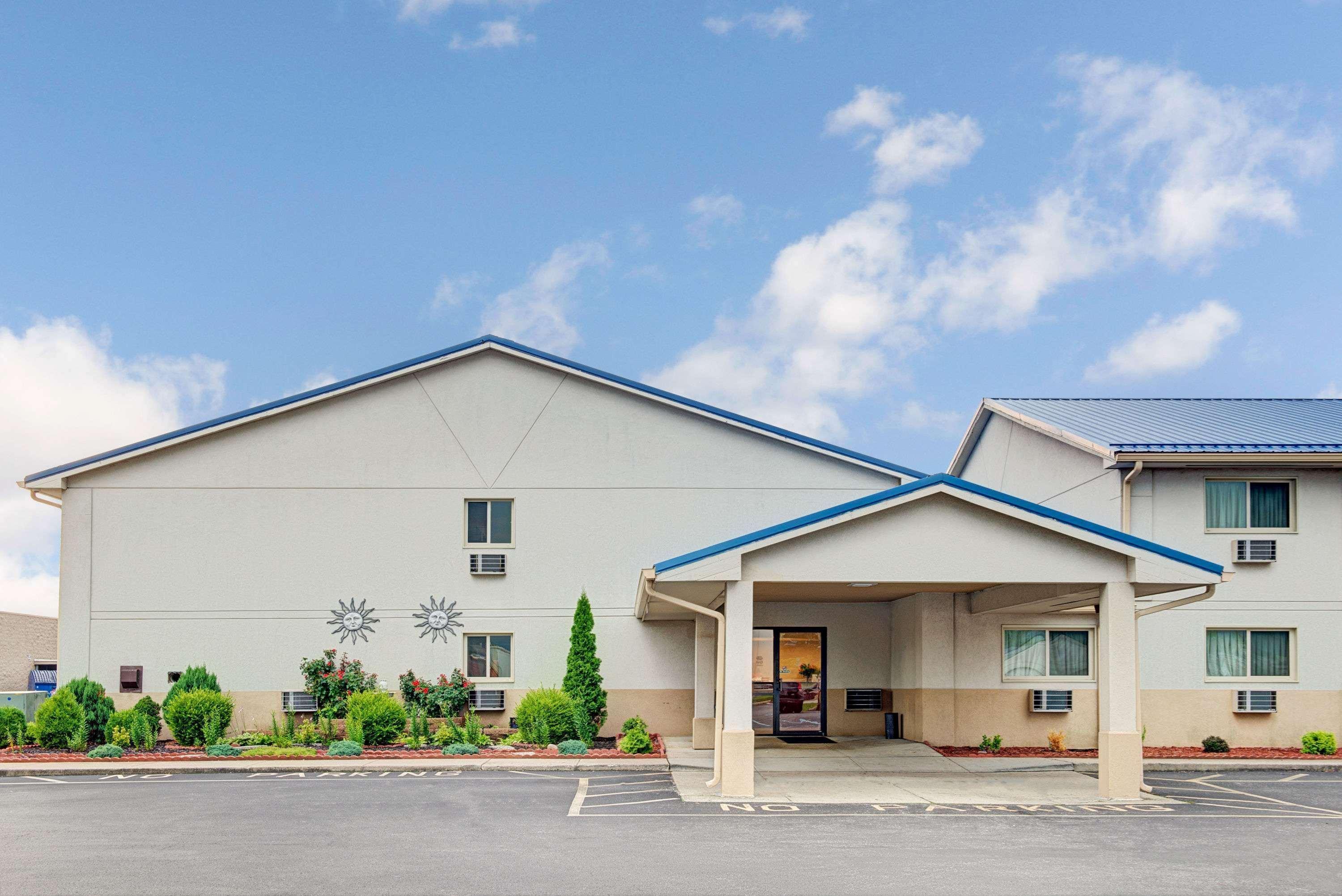 Super 8 By Wyndham Indianapolis Emerson Екстер'єр фото